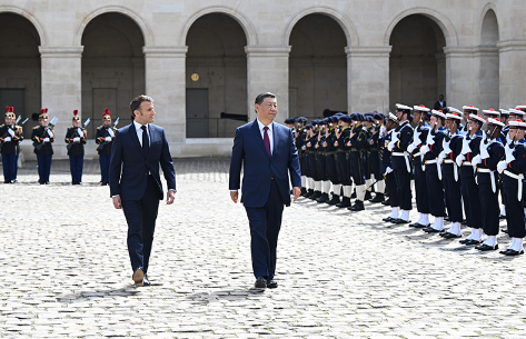 习近平出席法国总统马克龙举行的欢迎仪式